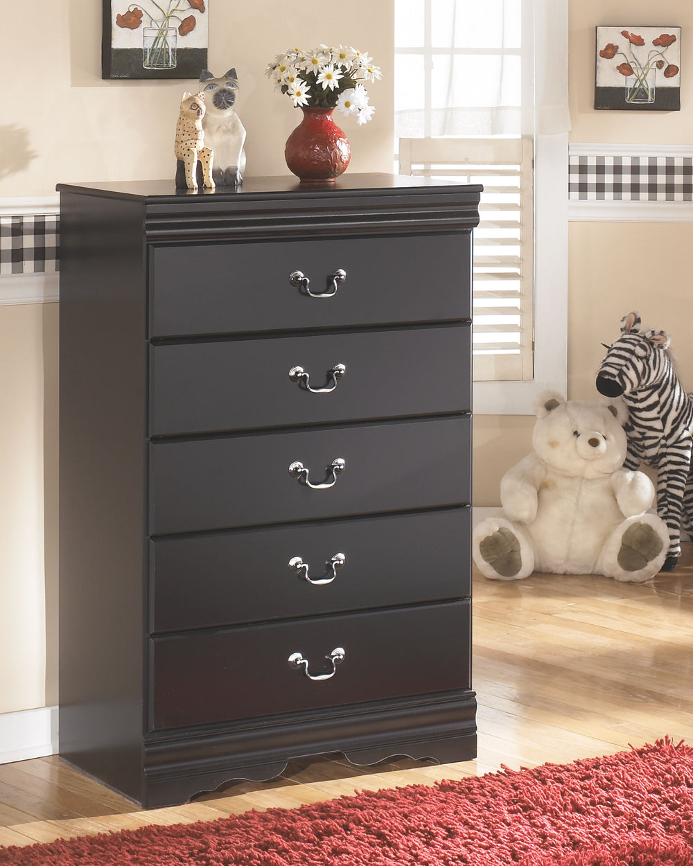 This chest of drawers is the epitome of traditional decor. Louis Philippe-style moulding dates back to the mid-19th century when furnishings were lavish yet somewhat simple. Luxe finish adds a slightly modern touch. Five smooth-glide drawers beautifully a