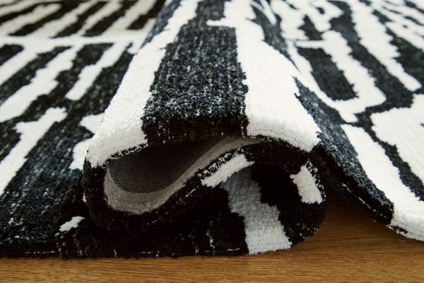 Bramshaw - Black / Ivory - Medium Rug