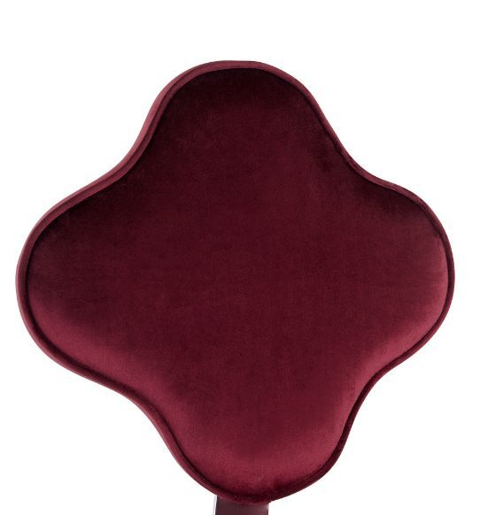 With a clover leaf shaped back that achieve visual balance and aesthetics, the office chair features a traditional geometric design in a modern way. The upholstered seat and back cushions in red velvet invite you to indulge in a warm and relaxed vibe. 5-s
