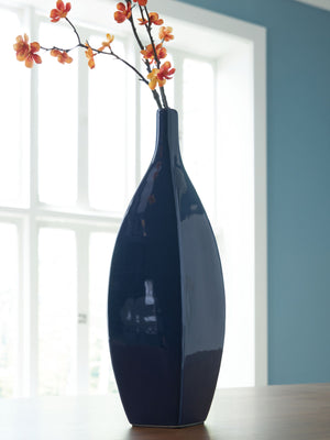  whether hosting faux florals or standing alone. Sprucing up your outdoor oasis? The vase is durable enough for alfresco use