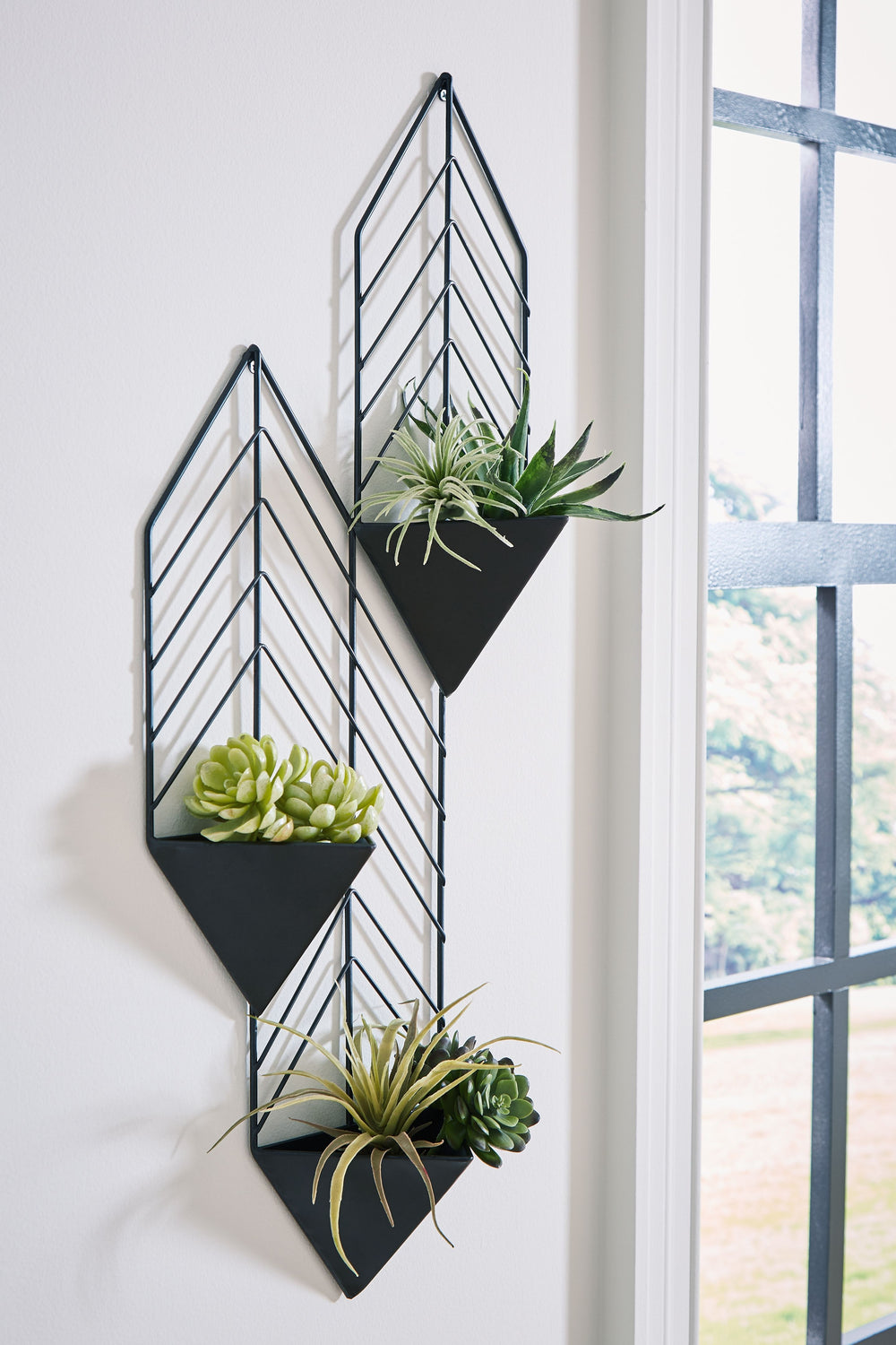 Let style bloom inside or out with this metal wall planter. Whether housing an indoor herb garden or beautifying a patio, deck or pool area, it makes such a simply chic statement.<br/><br/><b>Product Features</b><ul><li>Made of metal</li><li>Black finish<