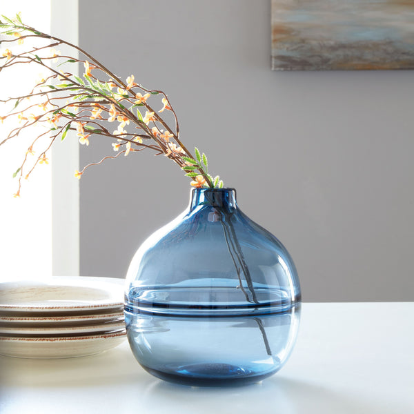  use this vase to punctuate the end of a mantel. Or