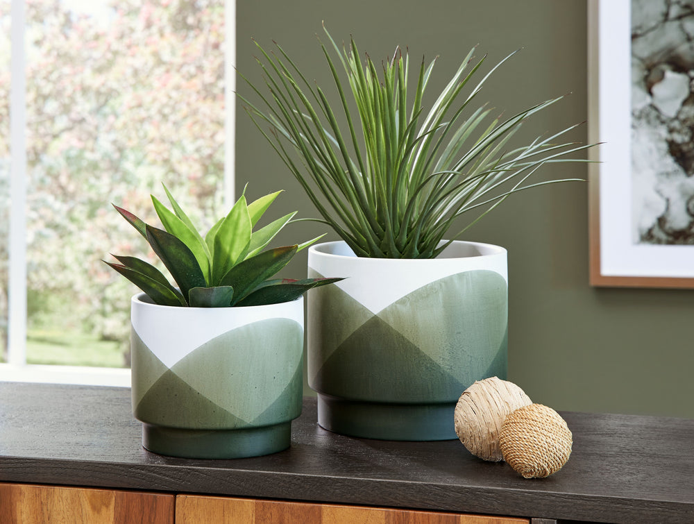 Looking for simple and contemporary planters? These glazed ceramic pieces are the perfect choice. Inspired by current trends, this planter set is designed to accommodate a variety of flowers or foliage. Ceramic is a tried-and-true material with a fresh mo