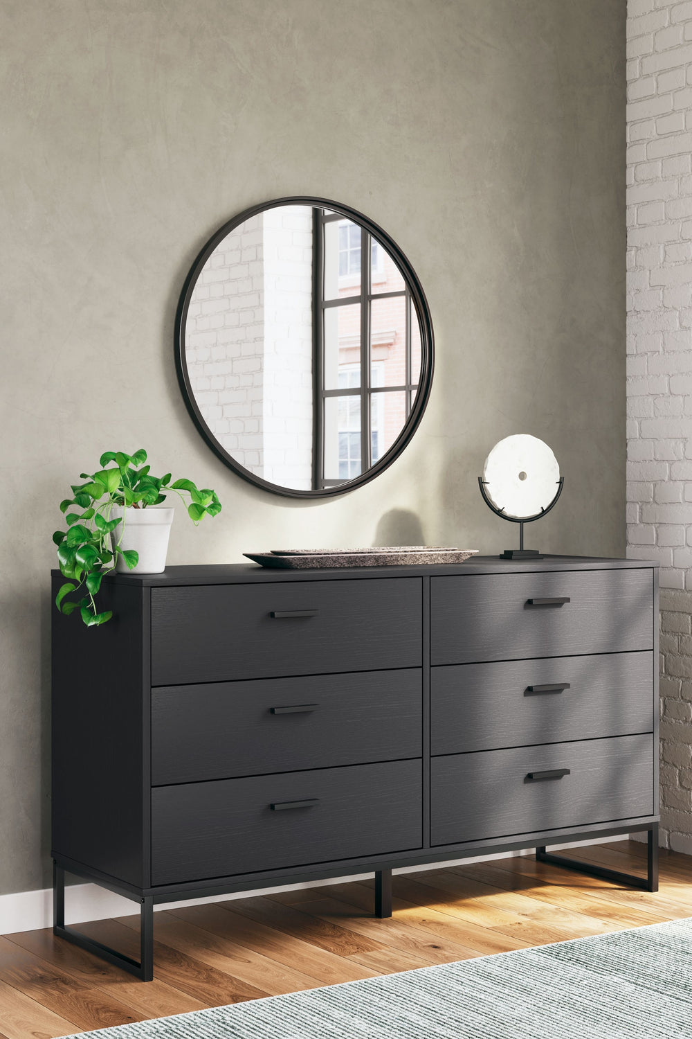 Socalle - Black- 5 Pc. - Dresser, Queen Panel Platform Bed, 2 Nightstands