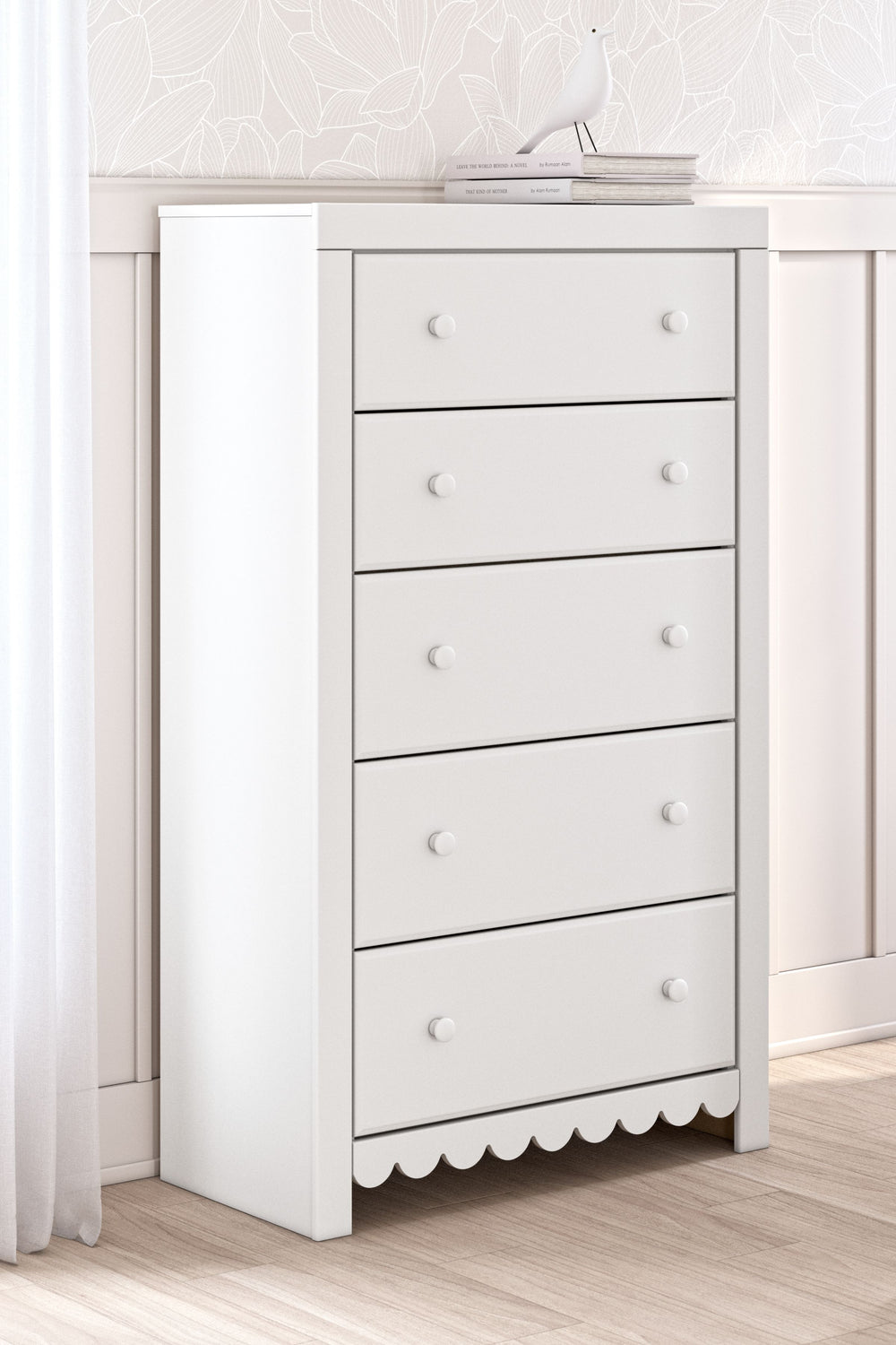 Make getting ready for the day (or bed) that much more magical with this chest of drawers. Charmingly cute with its scalloped detailing, it appeals to both her sense of playful whimsy and your love for modern design. And the chest-'s crisp white finish gi