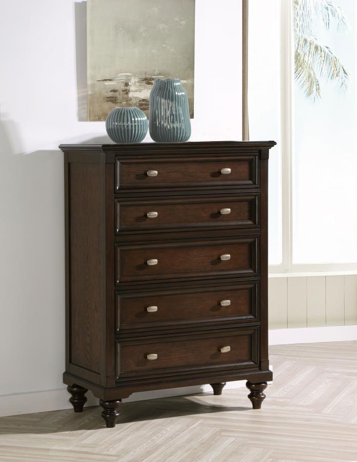 This five-drawer chest of drawers offers a classic design with plenty of storage space for your wardrobe. The dark oak finish highlights the rich texture of the wood, while the gunmetal hardware adds a subtle, modern contrast. Each drawer is fitted with m