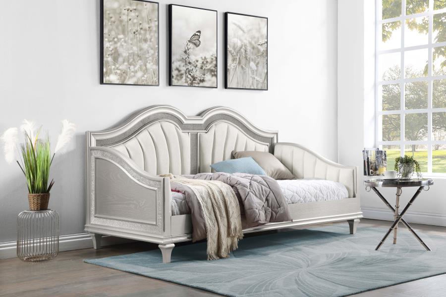 This luxurious daybed from the Evangeline collection is perfect for accommodating overnight guests or creating functional small spaces. Its eye-catching and versatile design, with a curved silhouette and faux diamond trim, adds a touch of elegance to any 