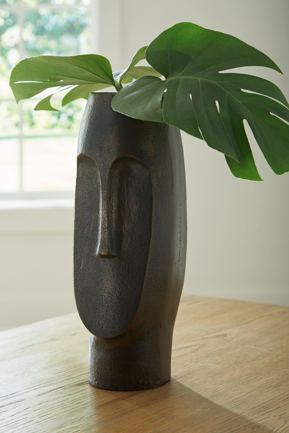 This vase offers an abstract take on the human profile. An antiqued bronze-tone finish adds an air of subtle sophistication. Artistic in form on its own, this contemporary piece is equally as impressive displayed with other decor.<br/><br/><b>Product Feat