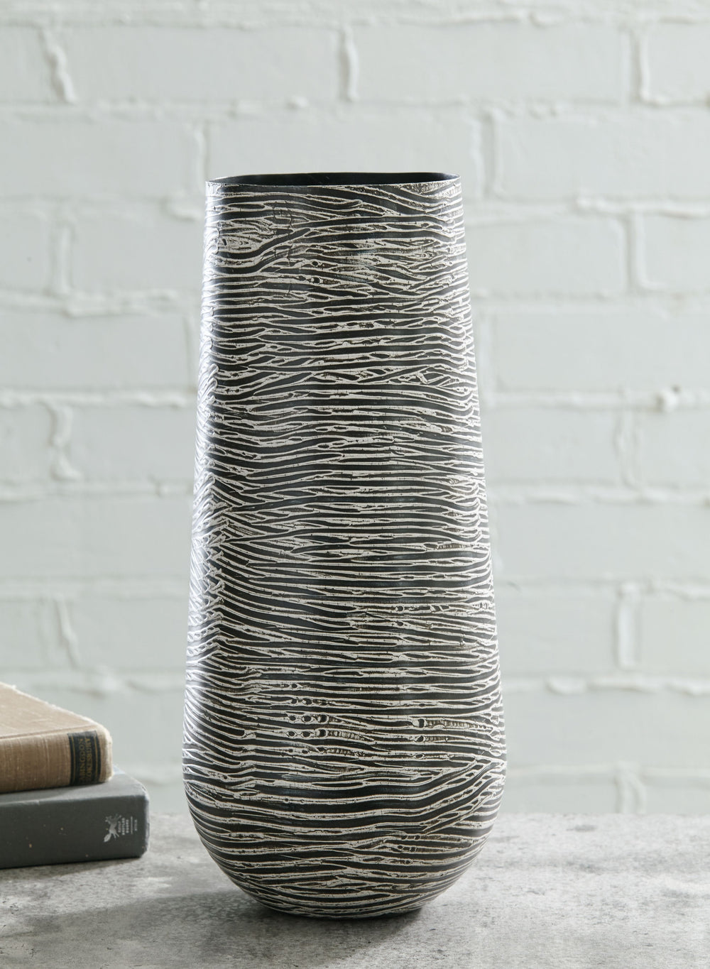 For those with an artful eye and a love of casual elegance, this metal vase is a beauty to behold. A cylindrical silhouette makes this striking home accent all the more alluring.<br/><br/><b>Product Features</b><ul><li>Made of glass</li><li>Cut glass patt