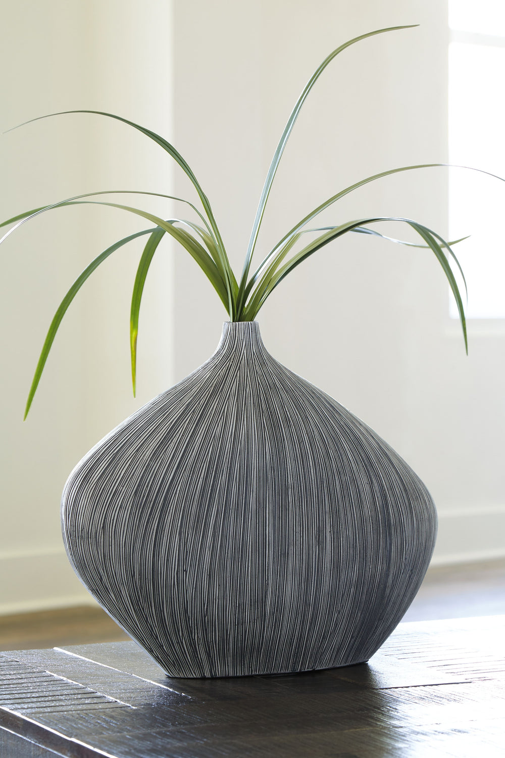 Sculptural in form, simply stunning in function. This vase captures the eye with its asymmetrical, curved shape. Itâ€™s an ideal accessory for your curated approach to casual design.<br/><br/><b>Product Features</b><ul><li>Made with polyresin</li><li>Anti