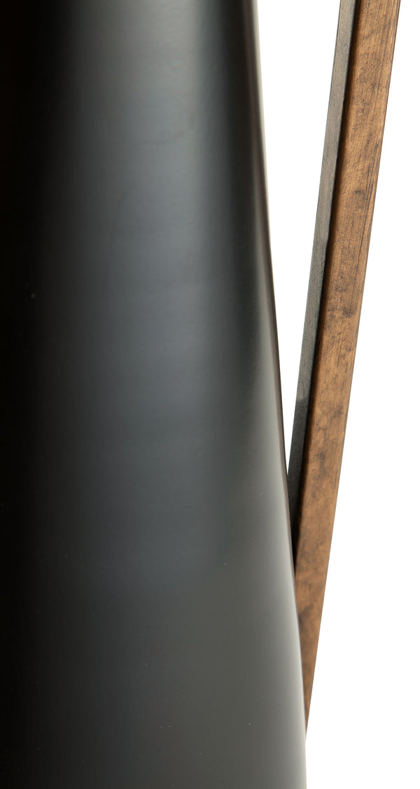  creating a subtly dynamic overall design.<br/><br/><b>Product Features</b><ul><li>Ma