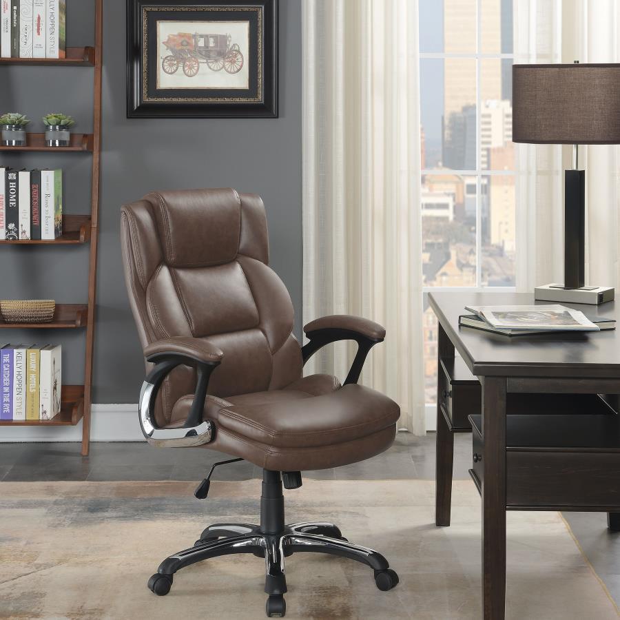  this office chair features plush seating and headrest for working long hours. Wrapped in a supple leatherette