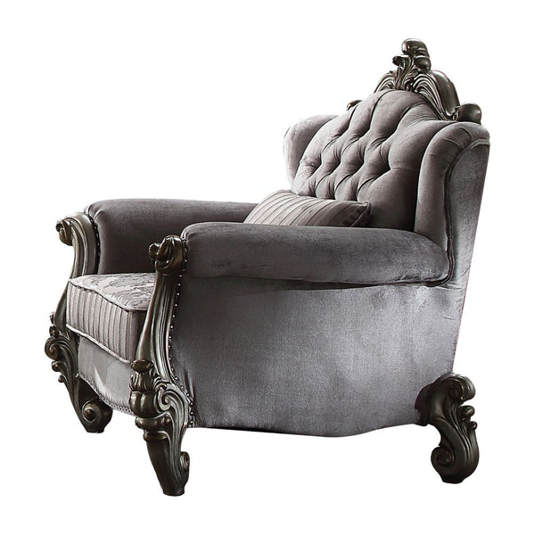  warm and traditional taste in your living room. The sofa set reflects highly decorative base with scrolled feet