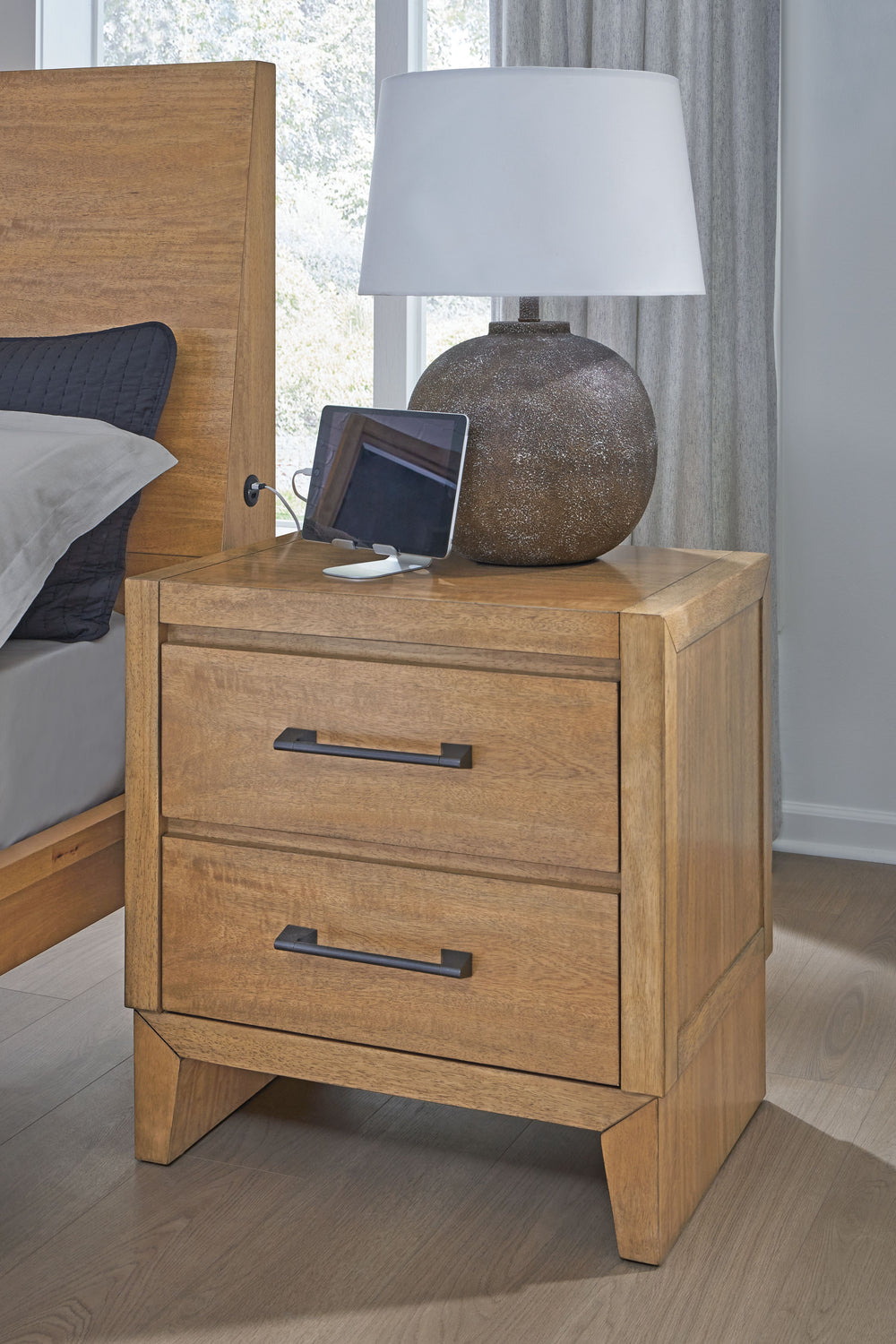 If you appreciate minimalistic style, this nightstand is the ideal option. Its soft and simple finish has a laid-back sensibility, blending relaxed contemporary design with a trendy allure. The spacious drawers are accented with stylish metal drawer pulls