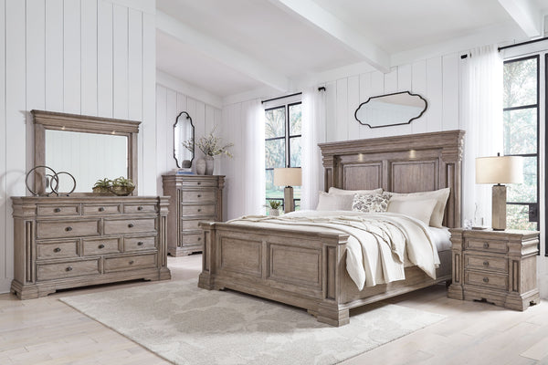 Blairhurst - 5 pzas. - Cómoda, espejo, cama California King con panel - Marrón grisáceo claro