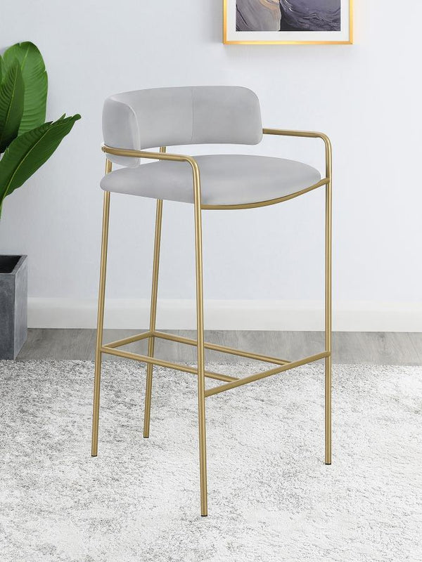  this stool offers an air of sophistication to any bar top or kitchen islan