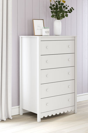  this chest of drawers is the perfect fit for cottage or coastal farmhouse interiors. The matte white finish serves as the perfect backdrop to showcase your personal taste and creativity. And its spacious drawers let