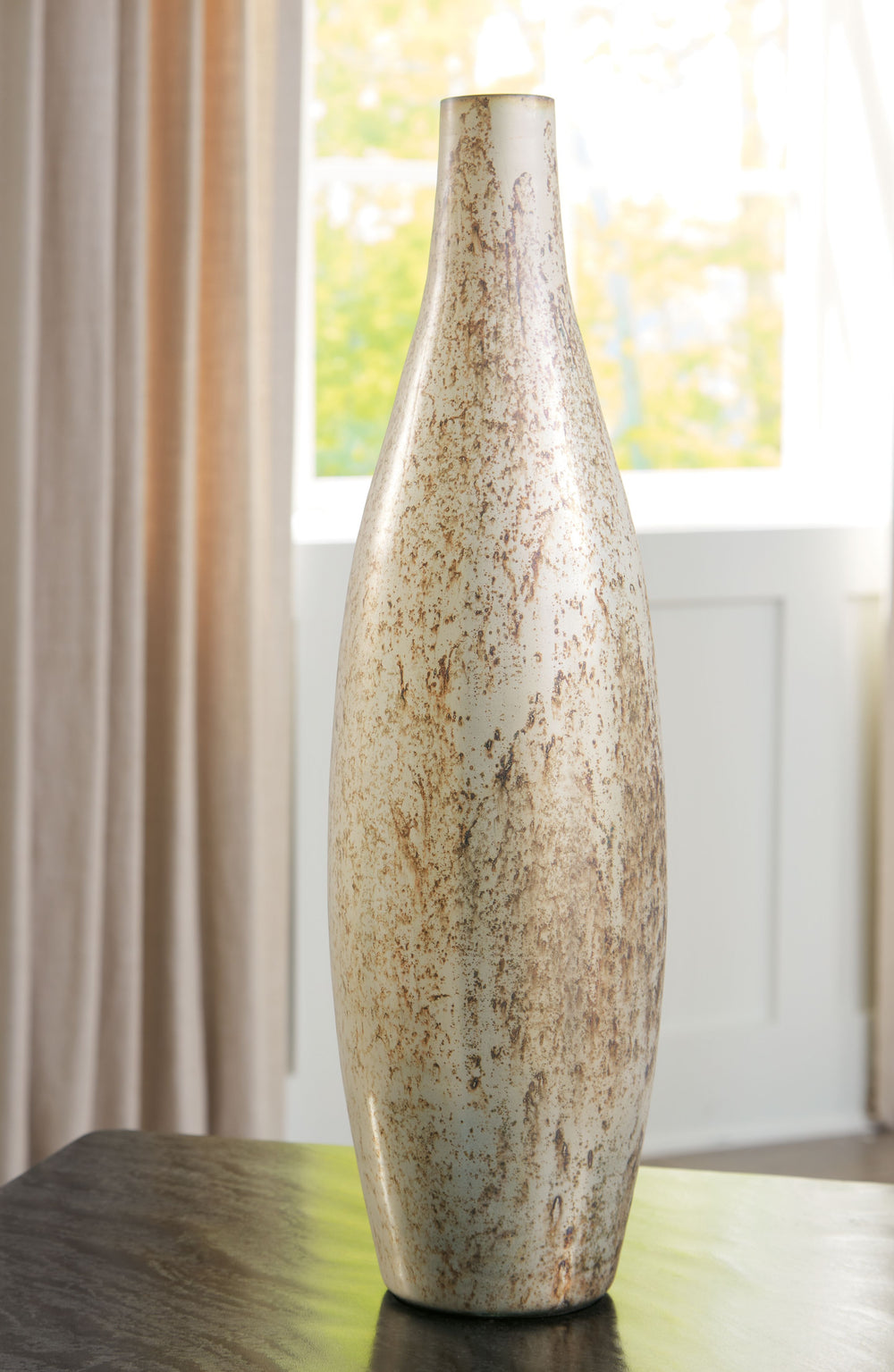 Love contemporary style? Youâ€™re sure to find this vase beautifully on point. Its striking mercury glass and cool shape are so easy on the eyes. Let this piece shine on its own, or accentuate it with your favorite flowers.<br/><br/><b>Product Features</b