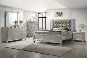  this collection ensures unwavering stability and longevity. Its semi-gloss lacquer Plat