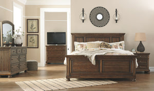 Flynnter - Marrón Medio - 5 Piezas - Cómoda, Espejo, Cama King con Panel